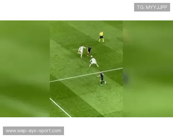 足坛神技！假射真传：一招晃晕后防的足球绝杀秘籍